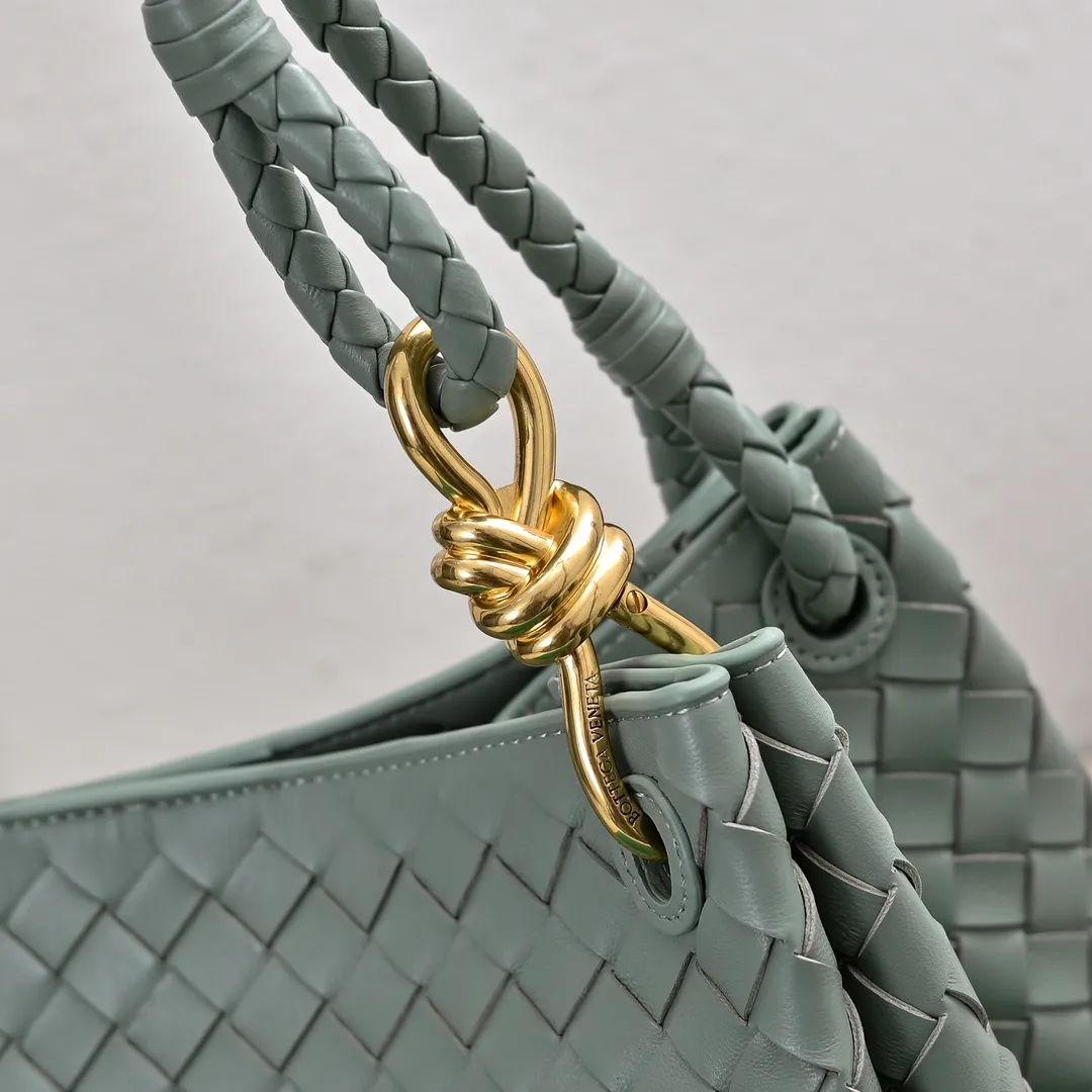 Batch 2660 24 early autumn new model Andiamo Parachute is made of a whole piece of woven leather and is processed with folding stitching at the four corners # Craftsmanship and creativity. Large size is atmospheric and practical. One of the must-selects for BV. Large space, can hold a computer, thick shoulder strap, very comfortable on the shoulder. Large parachute upper body real photo can be carried on the back. The upper body is versatile and cute☺️ Style number: 6571 Size: 30*26*20cm
